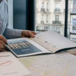 l adresse immobilier reims : conseiller devant un dossier d’estimation en agence